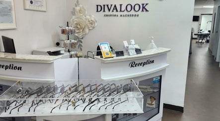 Reception area at DivaLook Academy Inc. in Montréal, Québec, CA with elegant décor and eyewear display.