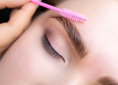 Expert eyebrow grooming at DivaLook Academy Inc., Montréal, Québec, CA for flawless beauty.