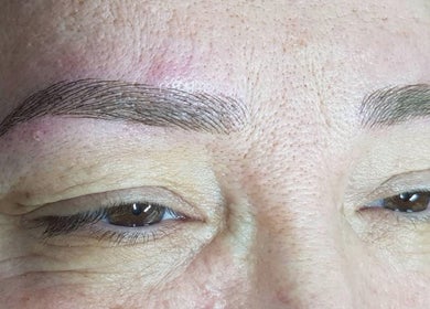 Microblading brows treatment at DivaLook Academy Inc., Montréal, Québec, CA shows expertly shaped eyebrows.
