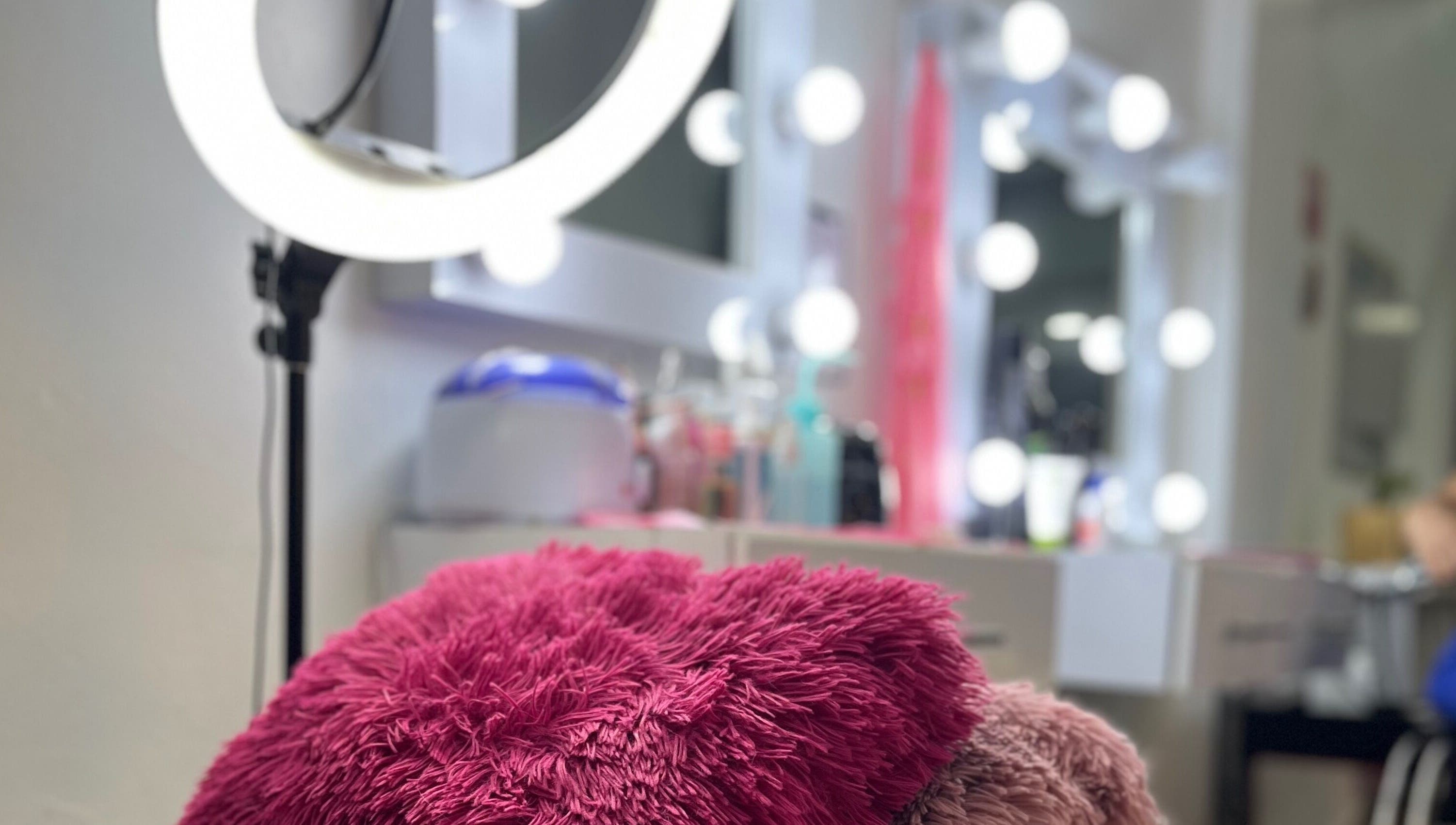 Área de maquillaje en Eli's Studio, Turmero, Aragua, VE, con luz y espejo sofisticado.