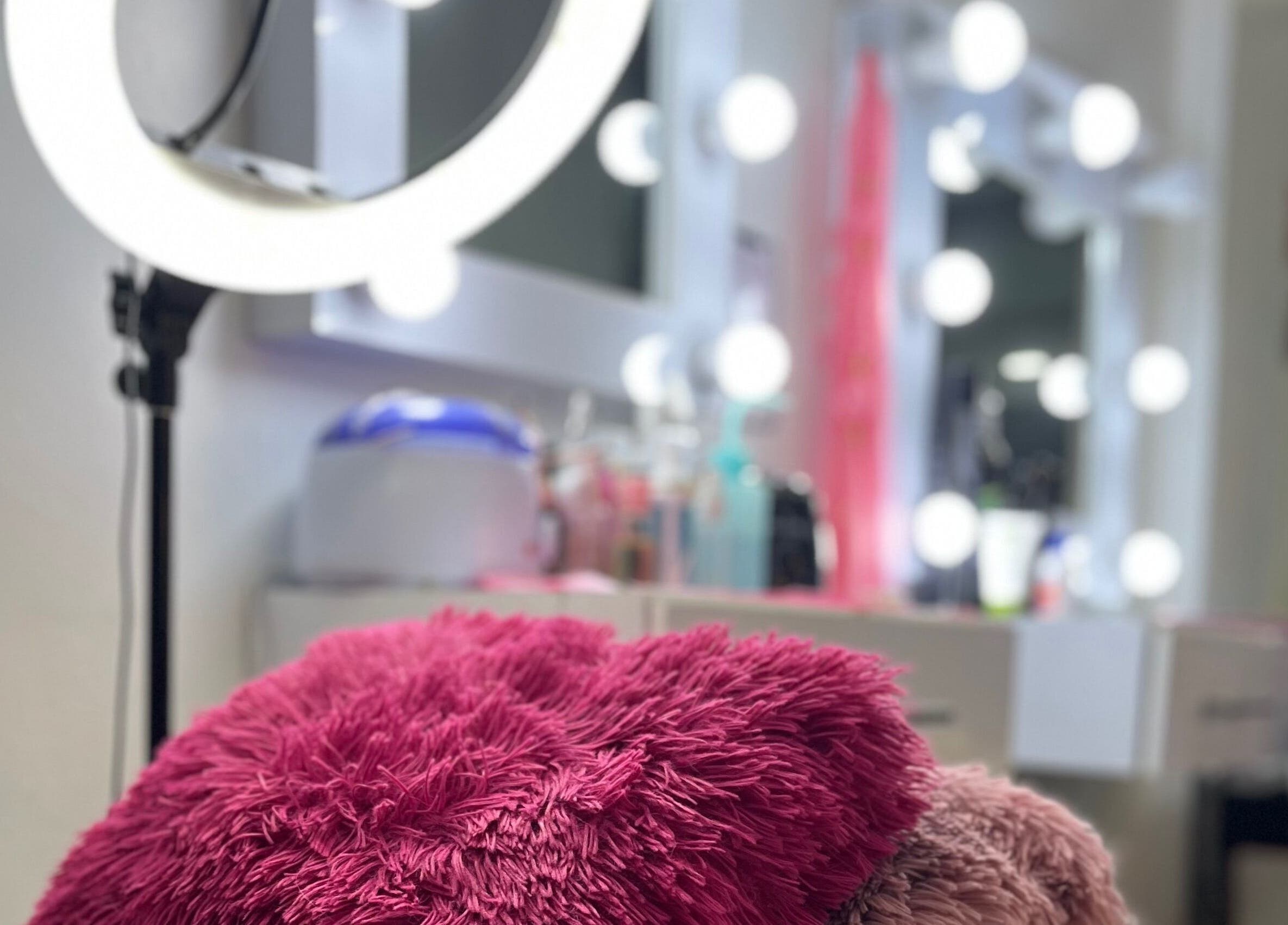 Área de maquillaje en Eli's Studio, Turmero, Aragua, VE, con luz y espejo sofisticado.