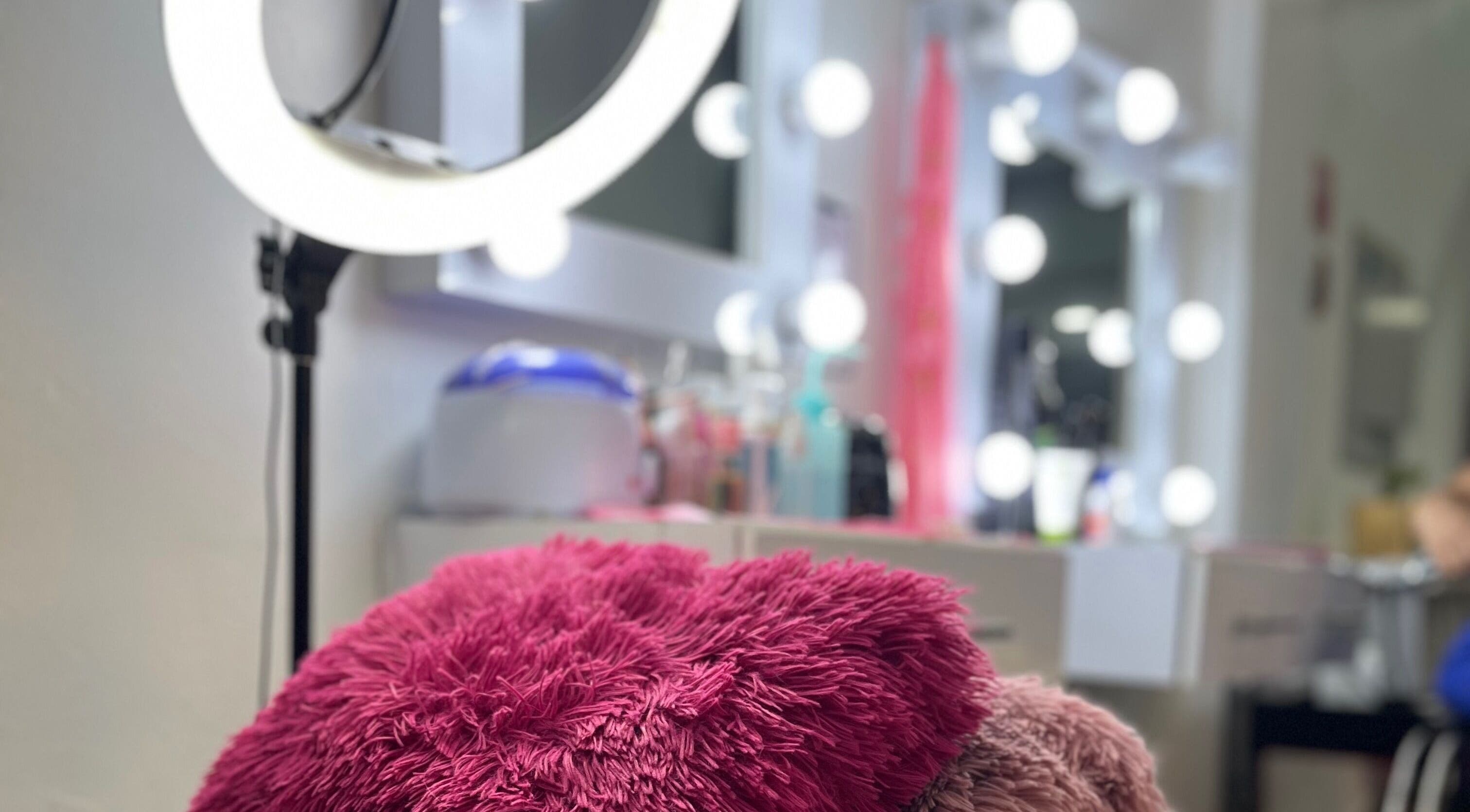 Área de maquillaje en Eli's Studio, Turmero, Aragua, VE, con luz y espejo sofisticado.