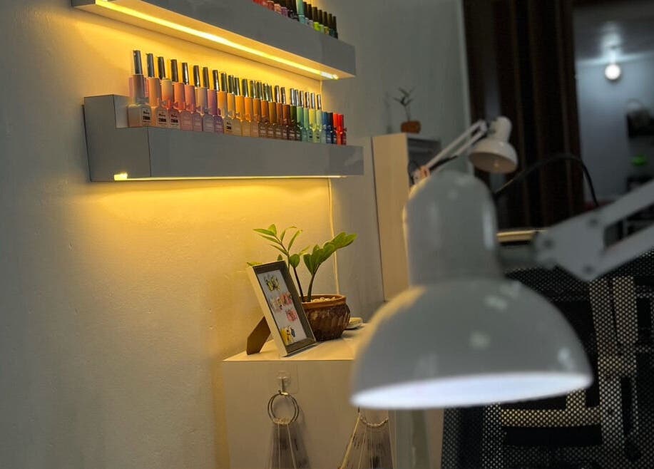 Estantes de esmaltes iluminados en Eli's studio, Turmero, Aragua, VE. Ambiente acogedor y moderno.