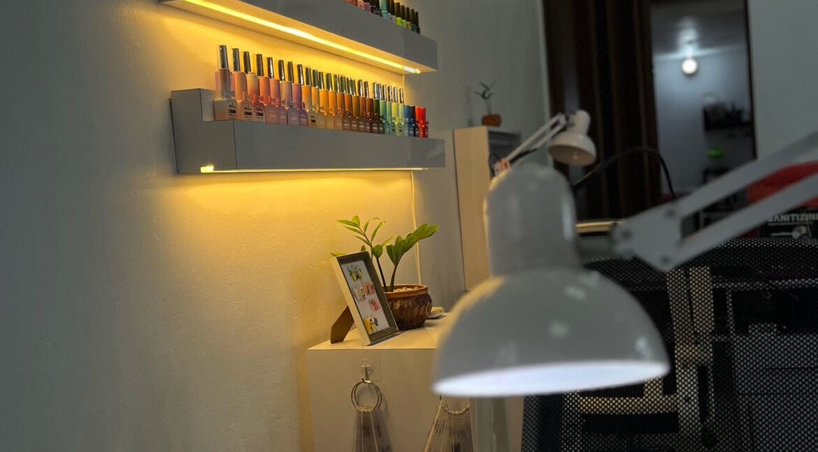 Estantes de esmaltes iluminados en Eli's studio, Turmero, Aragua, VE. Ambiente acogedor y moderno.