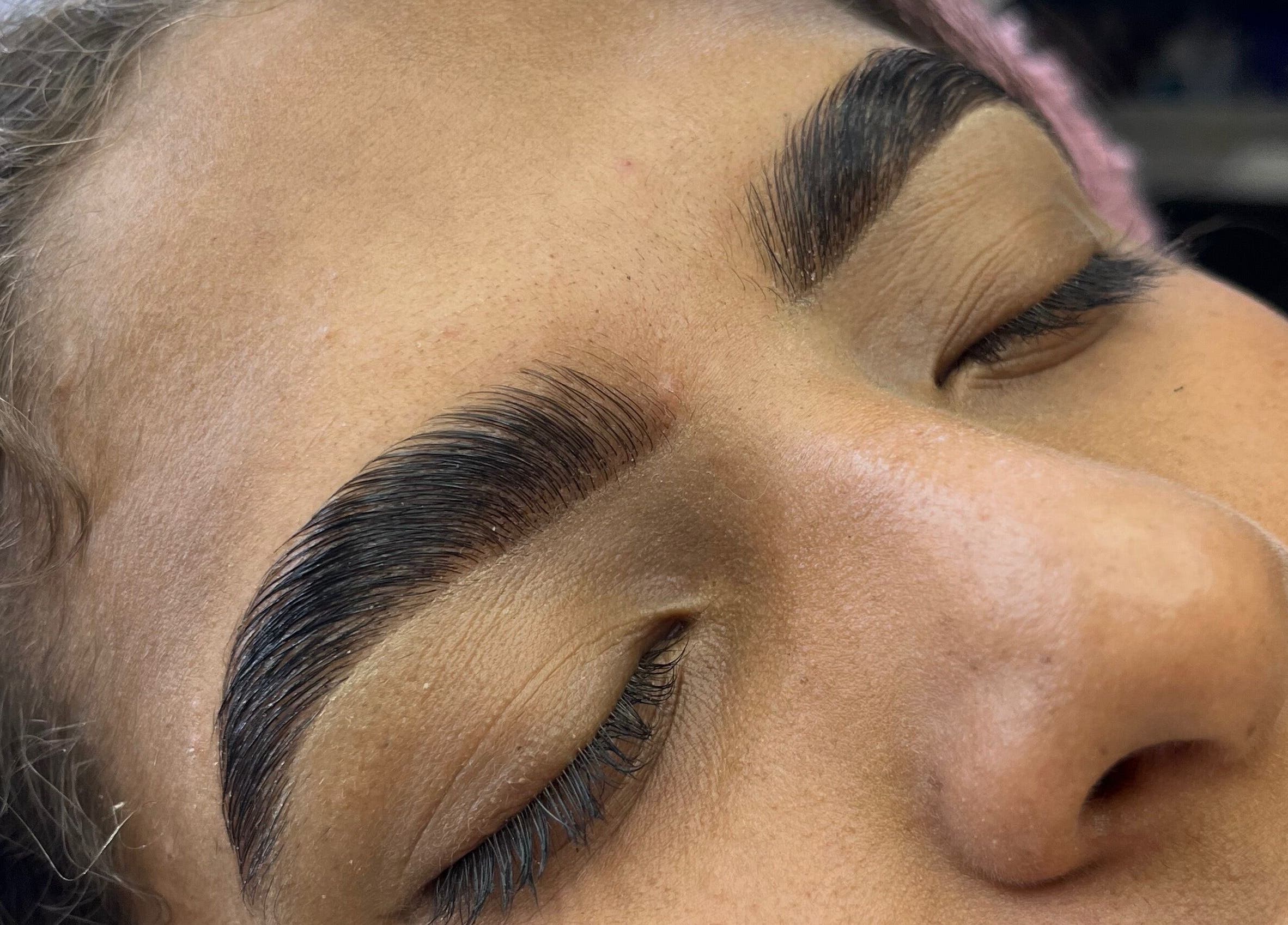 Cejas impecablemente diseñadas en Eli's Studio, Turmero, Aragua, VE, destacando belleza y cuidado.