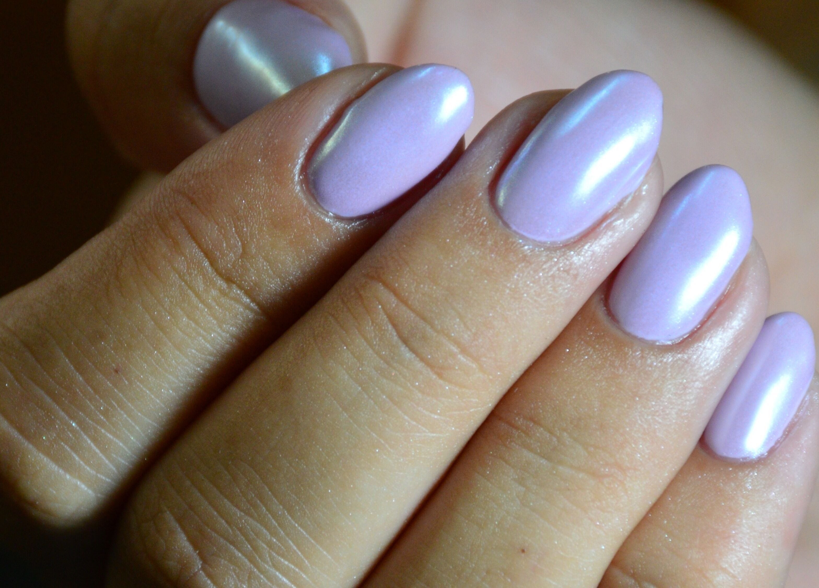 Close-up of iridescent nails at Raak Rustig Nails in Jeffreys Bay, Eastern Cape, ZA, showcasing expert manicure.