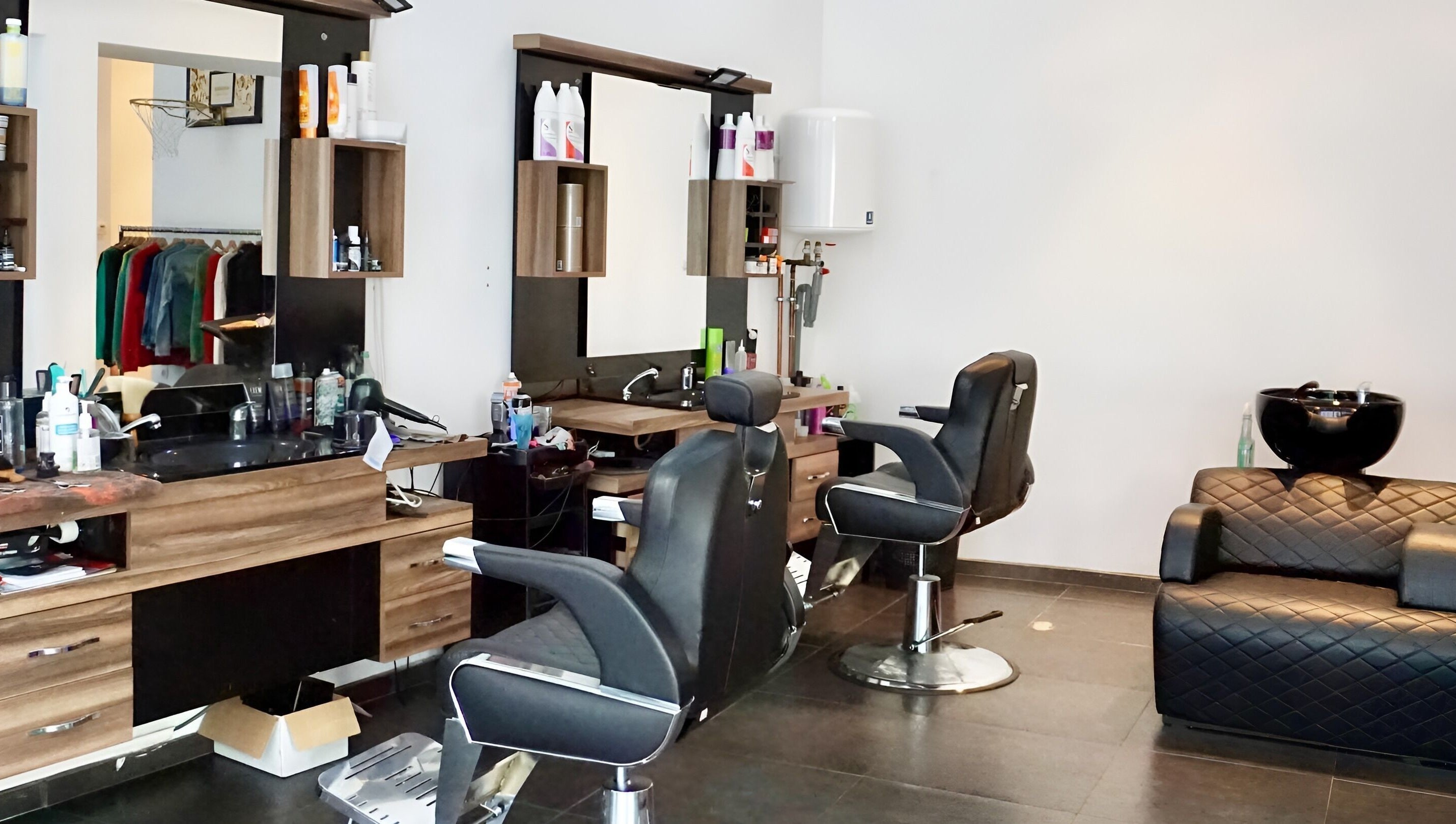 Interieur van HYPE BARBERSHOP in Antwerpen, Vlaams Gewest, met moderne stoelen en kappersbenodigdheden.