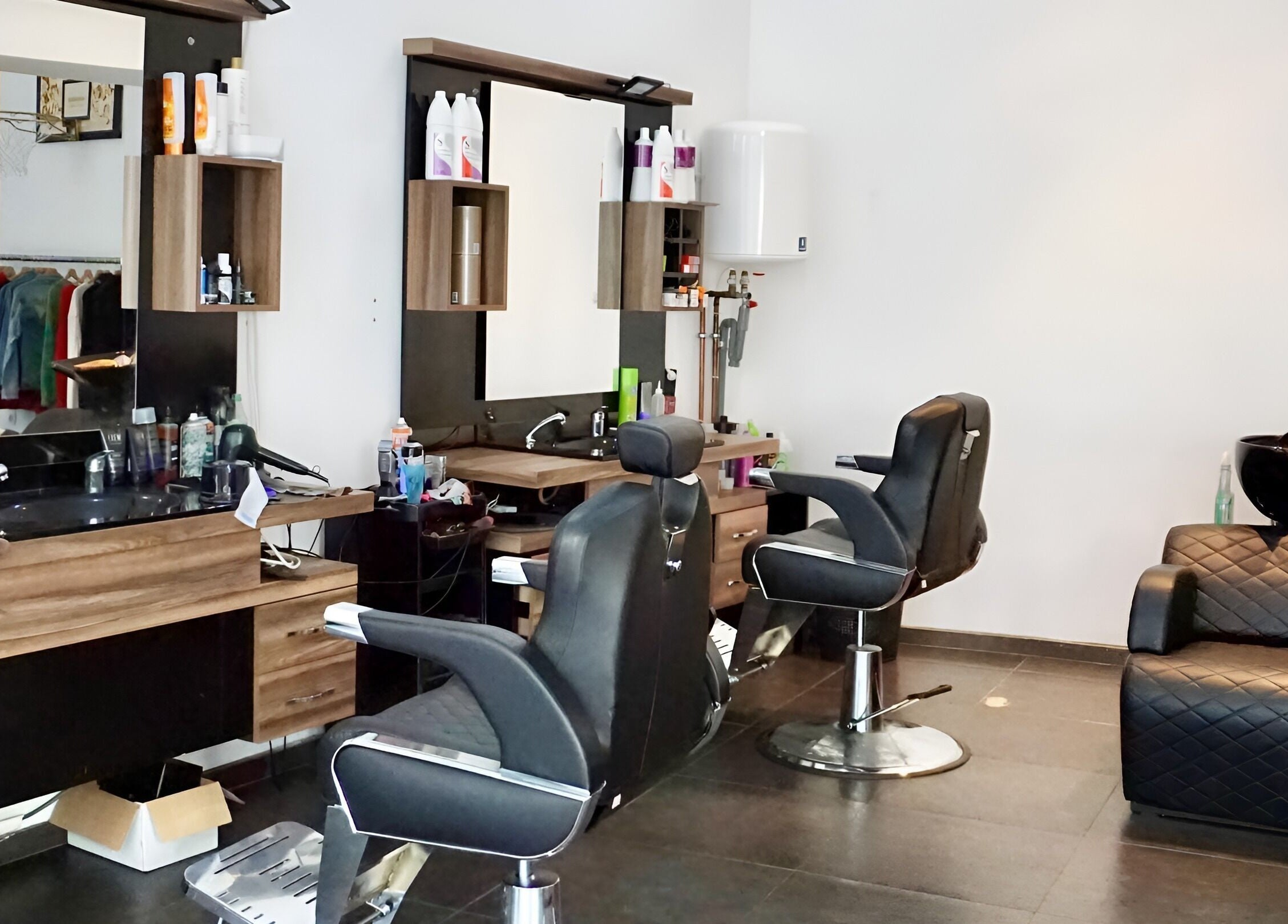 Interieur van HYPE BARBERSHOP in Antwerpen, Vlaams Gewest, met moderne stoelen en kappersbenodigdheden.