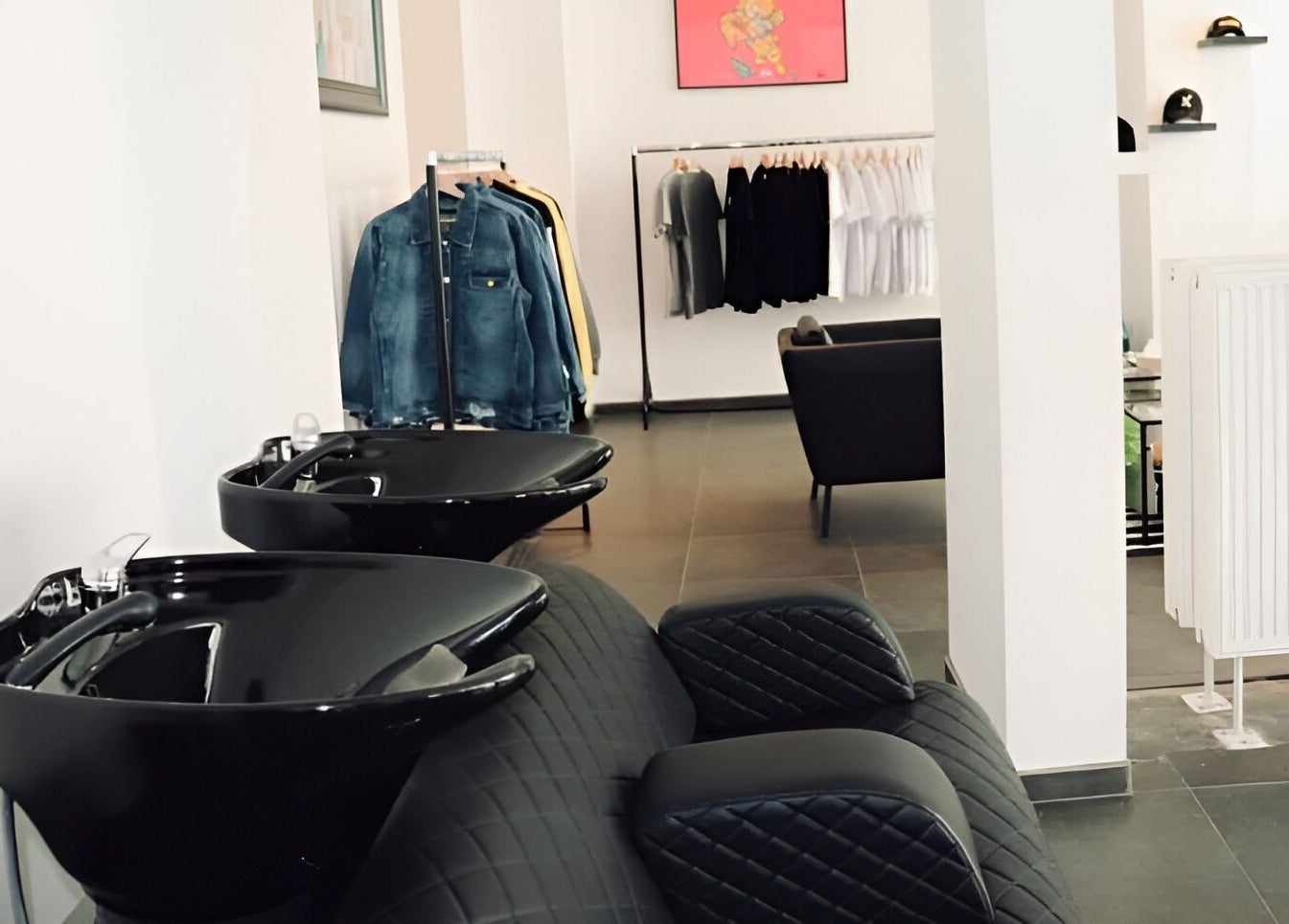 Moderne wasstations en kledingrekken bij HYPE BARBERSHOP in Antwerpen, Vlaams Gewest, BE.