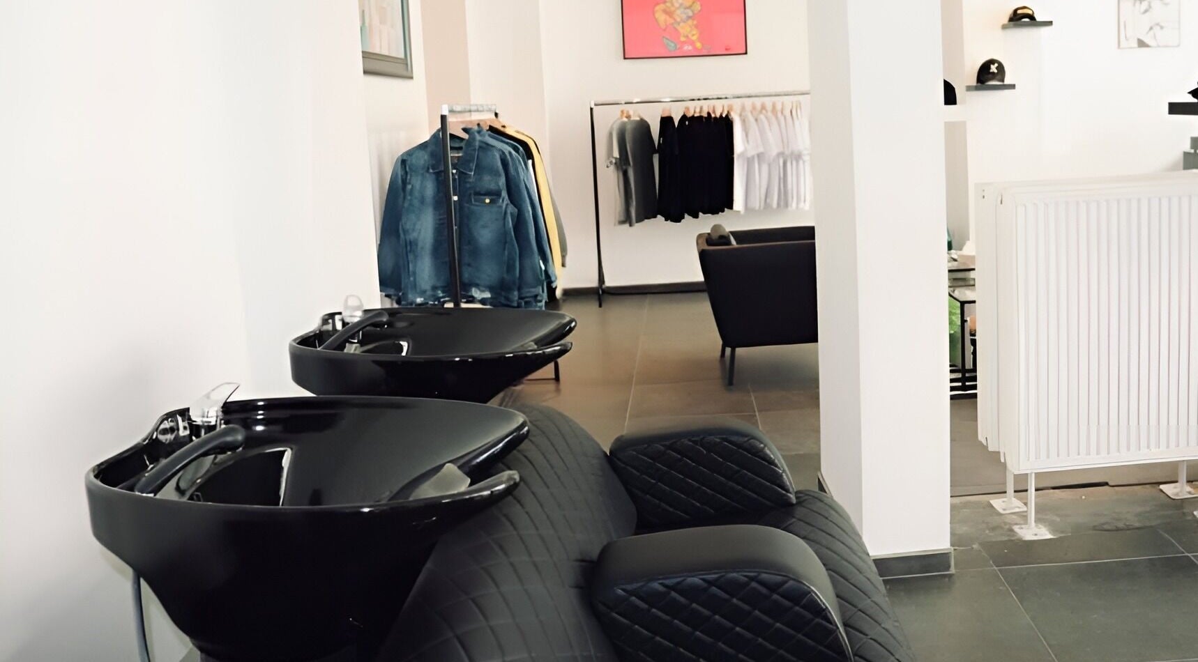 Moderne wasstations en kledingrekken bij HYPE BARBERSHOP in Antwerpen, Vlaams Gewest, BE.