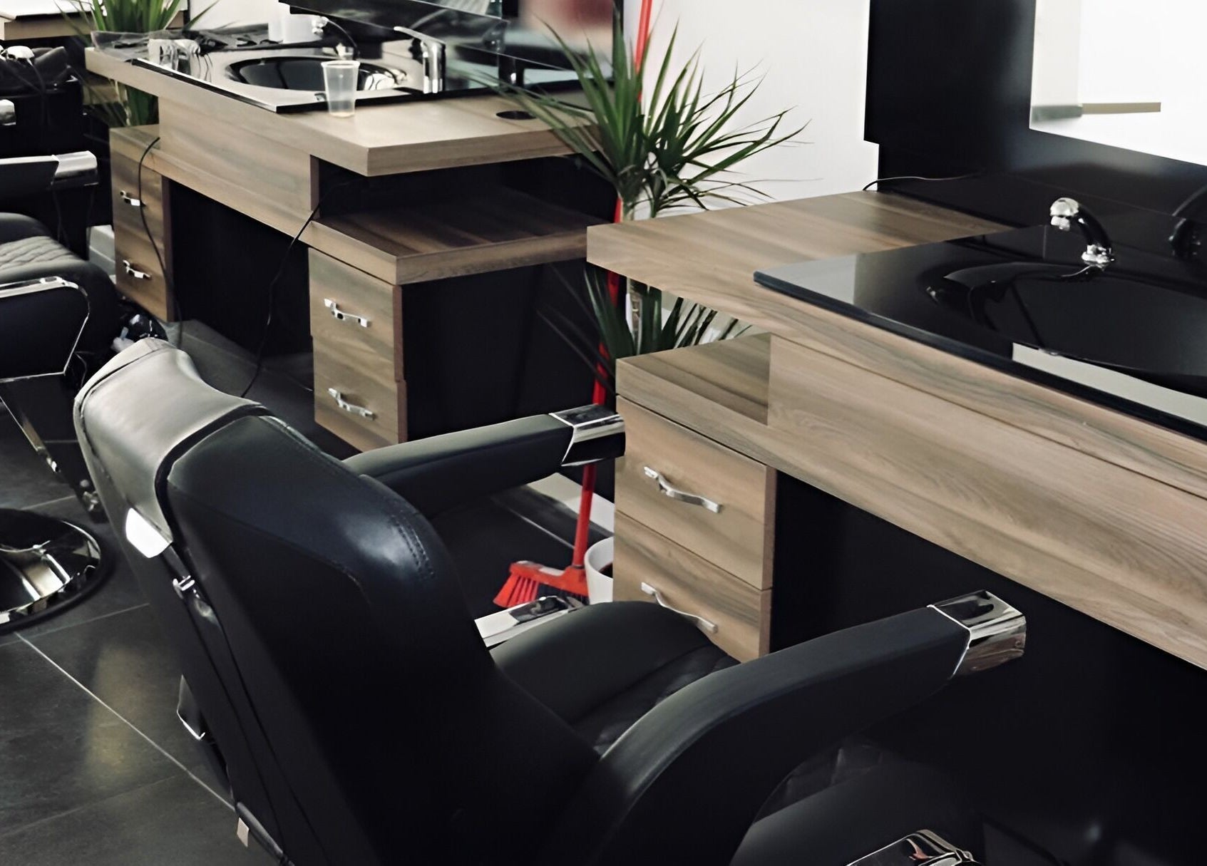 Moderne kappersstoelen bij HYPE BARBERSHOP, Antwerpen, Vlaams Gewest, BE met stijlvolle houten inrichting.