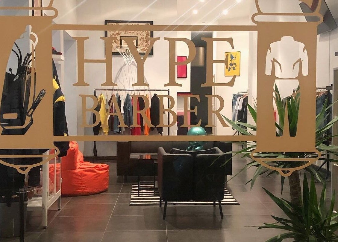 Eigentijdse ingang van HYPE BARBERSHOP in Antwerpen, Vlaams Gewest, BE, met modern interieur en stijlvolle aankleding.