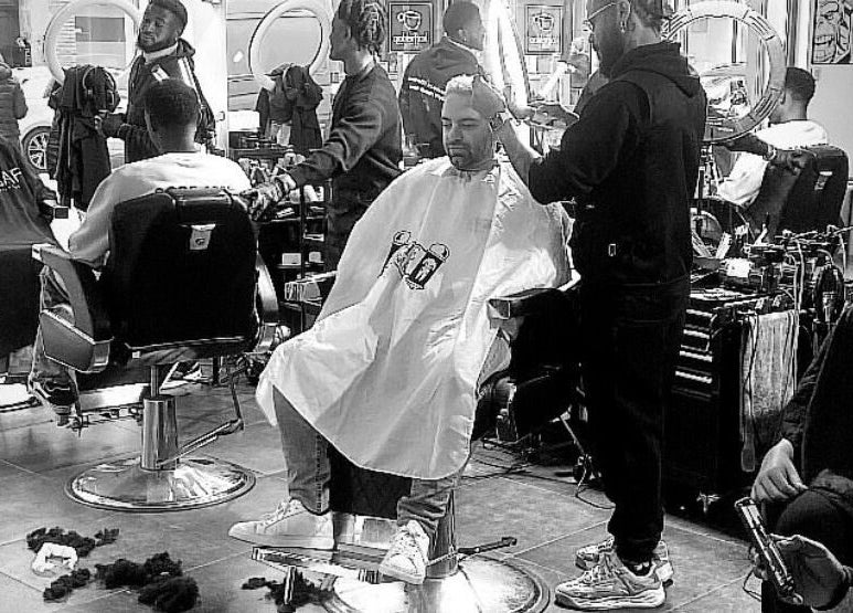 Drukke kapperszaak HYPE BARBERSHOP in Antwerpen, Vlaams Gewest, BE met klanten en kappers in actie.