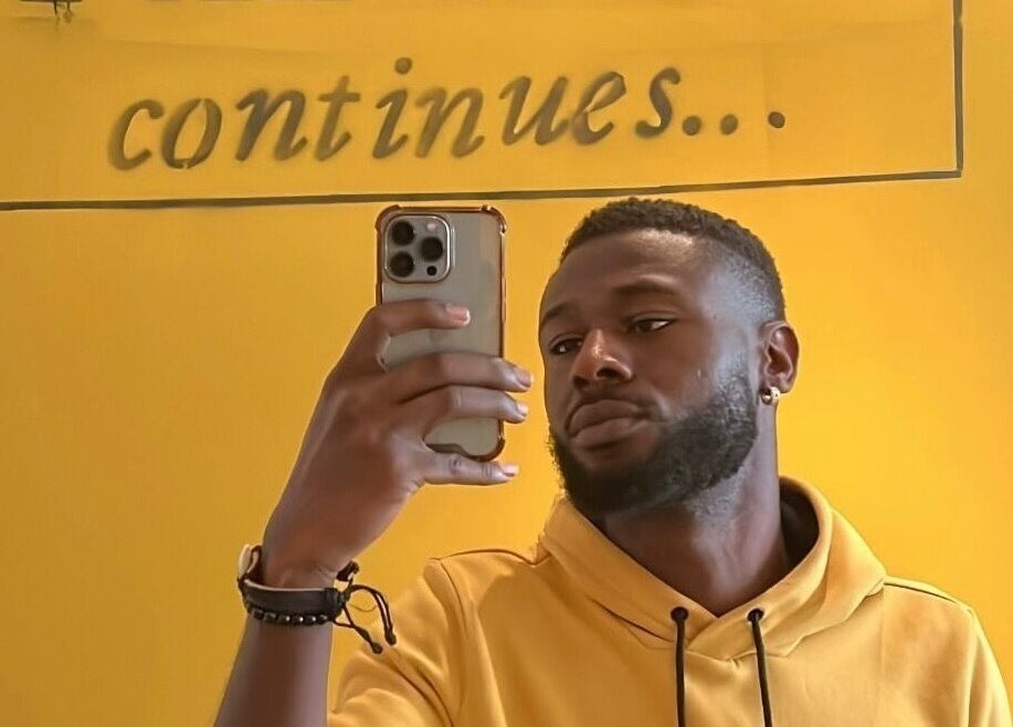 Stijlvolle selfie bij HYPE BARBERSHOP in Antwerpen, Vlaams Gewest, BE met gele achtergrond.