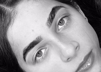 Detalhe de sobrancelhas e olhos realçados em VITÓRIA MARIA BEAUTY ACADEMY, Minas Gerais, Minas Gerais, BR.
