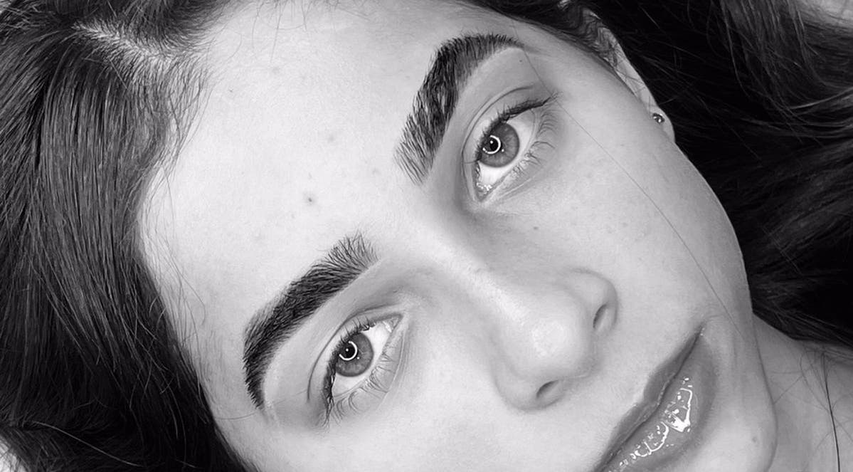 Detalhe de sobrancelhas e olhos realçados em VITÓRIA MARIA BEAUTY ACADEMY, Minas Gerais, Minas Gerais, BR.