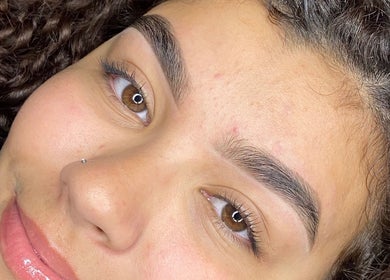 Sobrancelhas perfeitamente moldadas no VITÓRIA MARIA BEAUTY ACADEMY, Minas Gerais, BR.