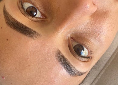 Detalhe de sobrancelhas modeladas na VITÓRIA MARIA BEAUTY ACADEMY, Minas Gerais, Minas Gerais, BR.