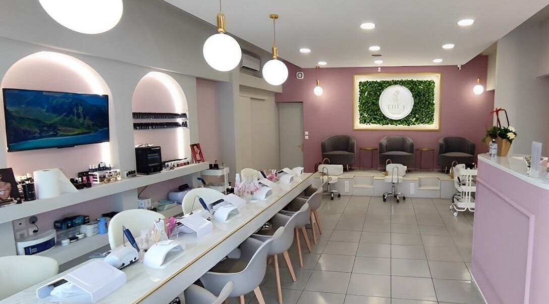 Εσωτερικός χώρος του Thea Beauty Lounge στην Παλλήνη, GR, με κομψή διακόσμηση και καθίσματα ομορφιάς.