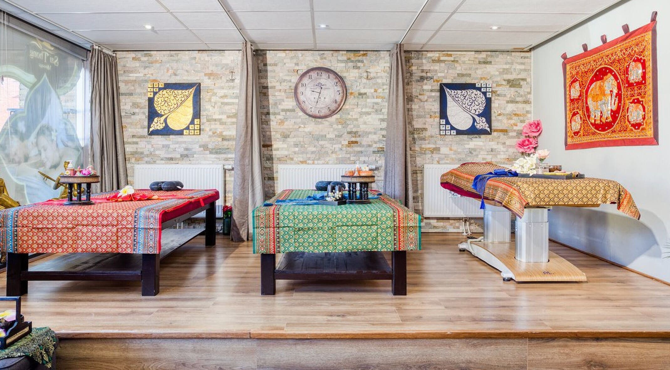 Interieur van Saithong Massage - Hoofddorp met luxe massagetafels in Hoofddorp, Noord-Holland, NL.