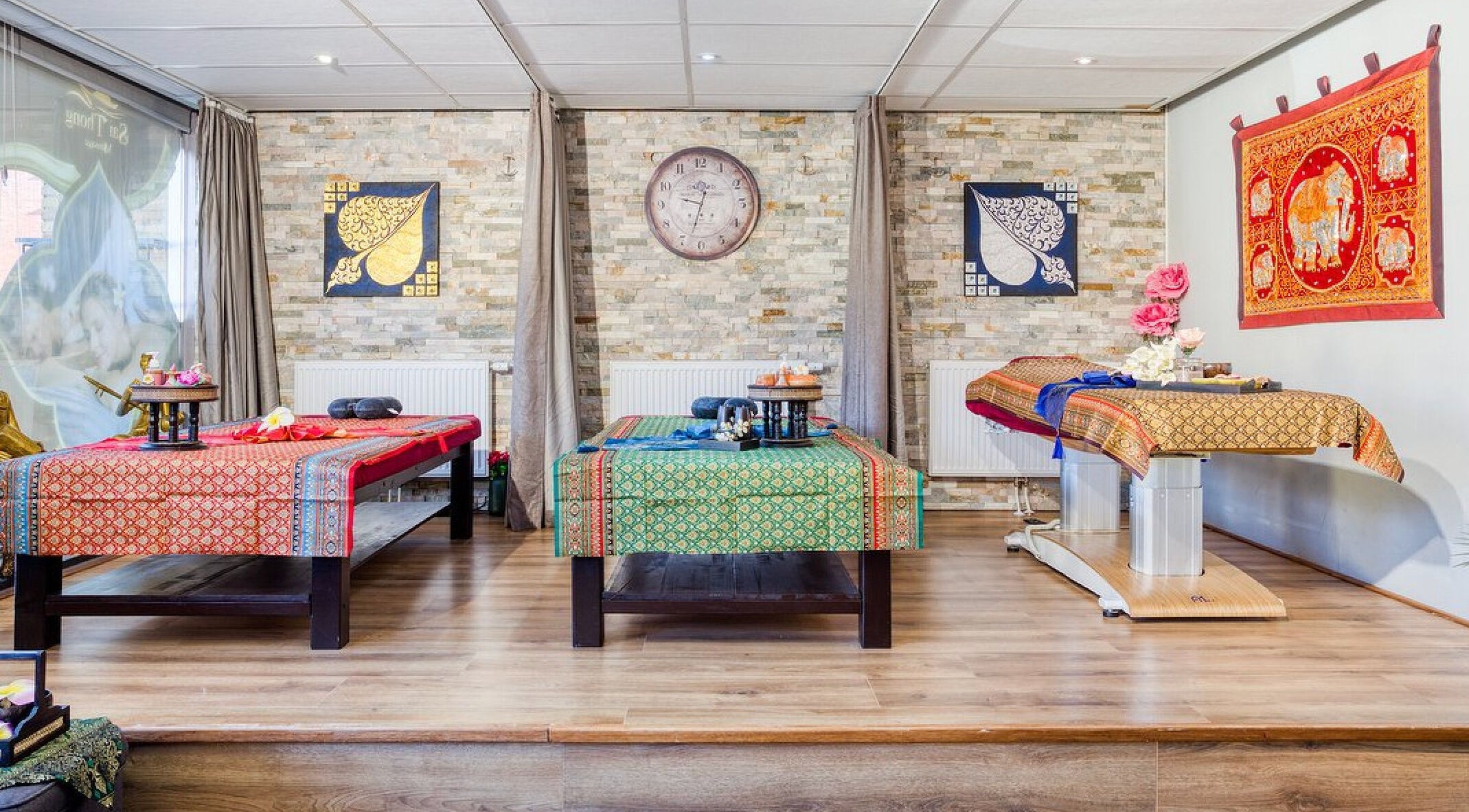 Interieur van Saithong Massage - Hoofddorp met luxe massagetafels in Hoofddorp, Noord-Holland, NL.