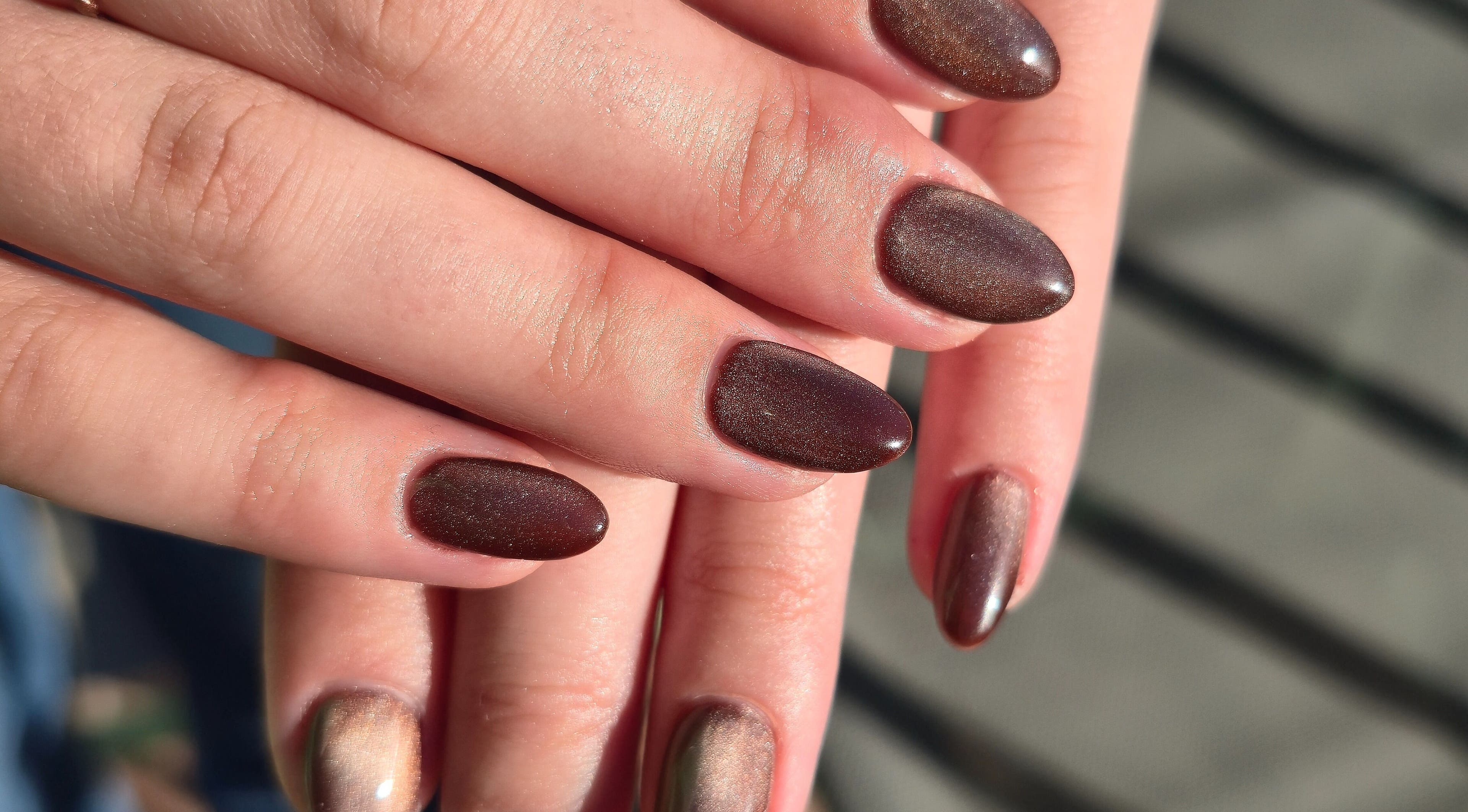 Nail art brun élégant chez Lala Bellezza, Corte, Haute-Corse, FR, sublimant vos mains.