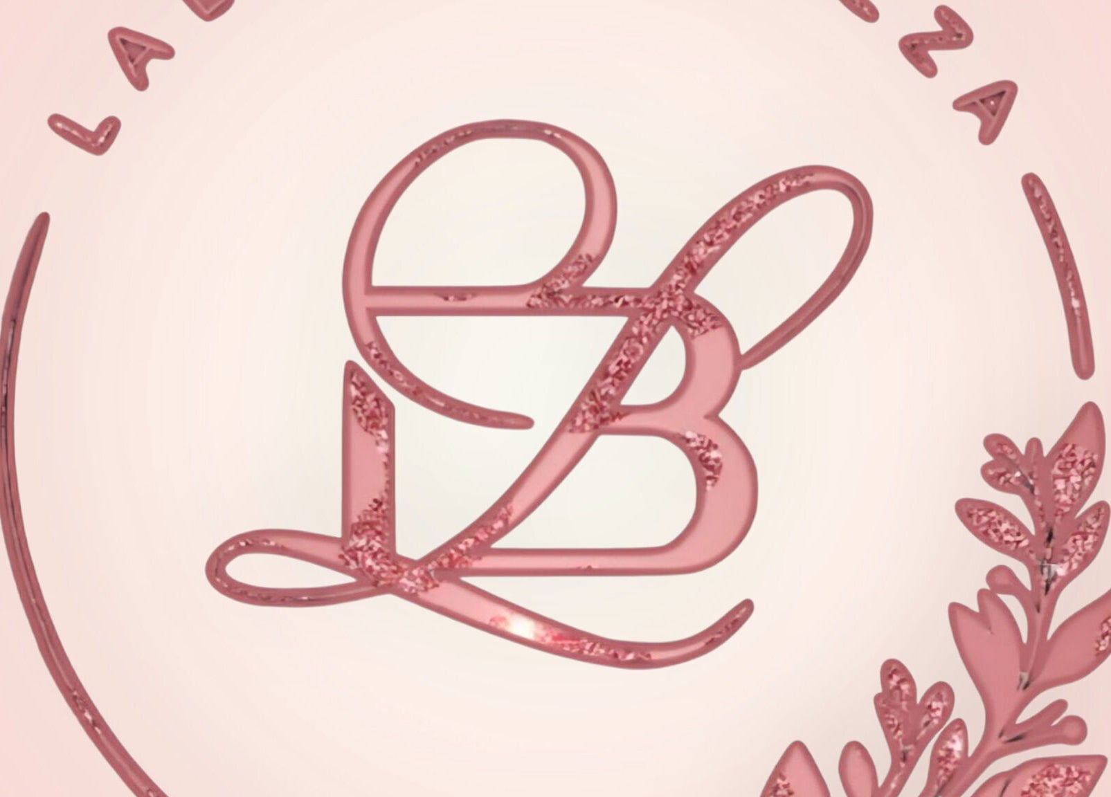 Logo rose élégant de Lala Bellezza, situé à Corte, Corse, FR, symbolisant beauté et bien-être.