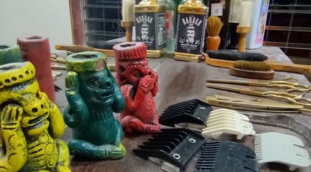 Figuras coloridas y herramientas de barbería en MSJ BARBER SHOP, Dos Rios, Provincia De Alajuela, CR.