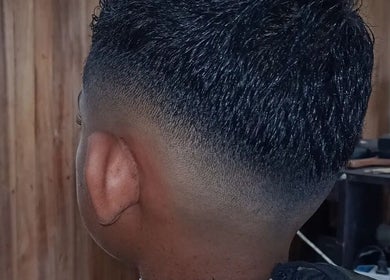 Corte de cabello con desvanecido en MSJ BARBER SHOP, Dos Rios, Provincia De Alajuela, CR.
