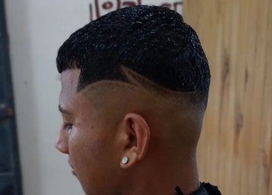 Corte de cabello moderno en MSJ BARBER SHOP, Dos Rios, Provincia De Alajuela, CR. Estilo preciso y detallado.