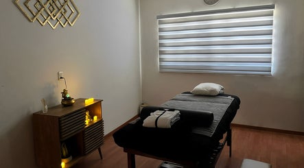 Sala de masaje en A Hache Salón y Spa, Monclova, Coahuila De Zaragoza, MX, con iluminación suave y cama terapéutica.