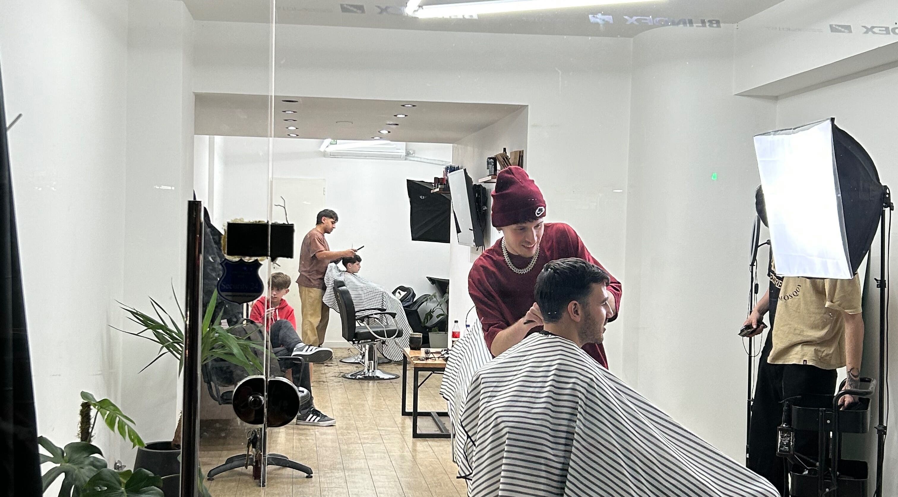 Barbería en Villalba.Hair.Estudio, Rosario, Santa Fe, AR, con clientes en cortes modernos.