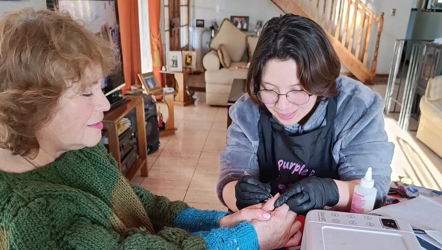 Servicio de manicura en Purple Paw Nails, Santiago, Región Metropolitana, CL. Cliente sonriente.