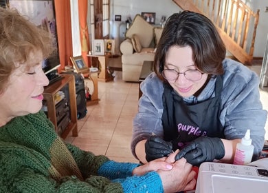 Servicio de manicura en Purple Paw Nails, Santiago, Región Metropolitana, CL. Cliente sonriente.