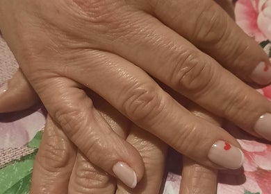 Uñas elegantes con diseño corazón en Purple Paw Nails, Santiago, Región Metropolitana, CL.