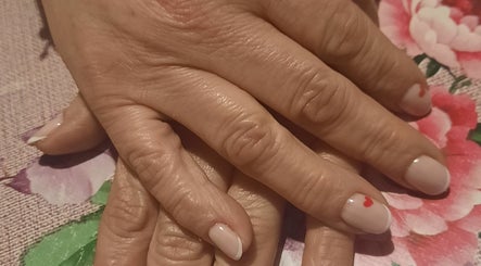 Uñas elegantes con diseño corazón en Purple Paw Nails, Santiago, Región Metropolitana, CL.