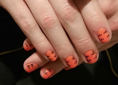 Diseño de uñas naranja brillante en Purple Paw Nails, Santiago, Región Metropolitana, CL.