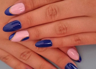 Manicura azul y rosa en Purple Paw Nails, Santiago, Región Metropolitana, CL.