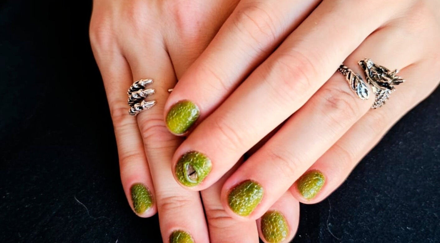 Manicura verde en Purple Paw Nails, Santiago, Región Metropolitana, CL, destacando elegancia y estilo contemporáneo.