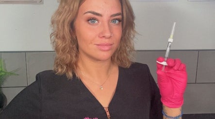 Beautician at Mad Aesthetics in Southampton, England, GB offers injectable treatments with precision.