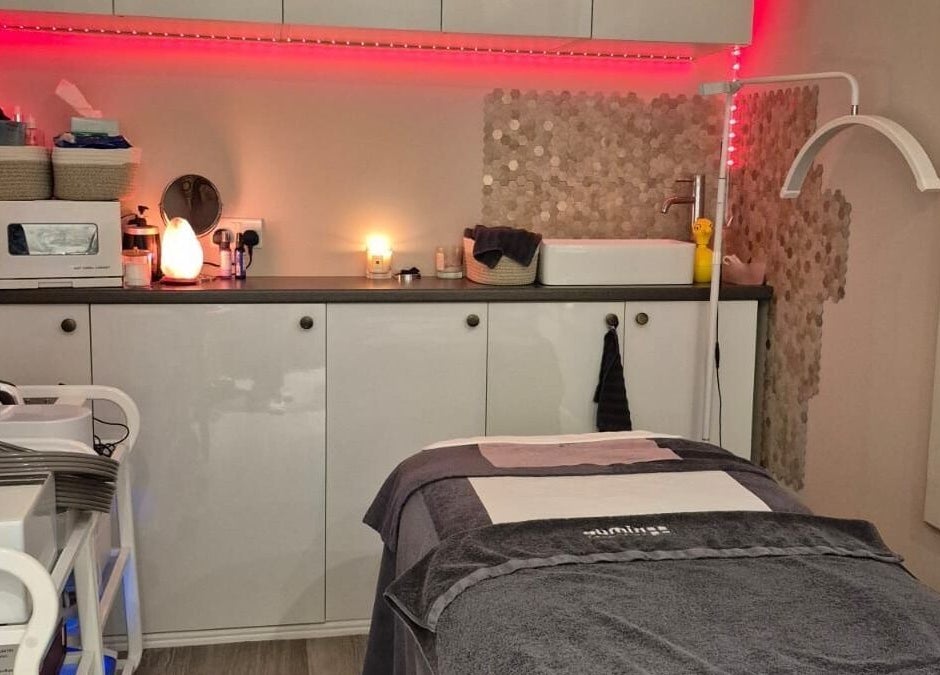 Relaxing spa room at Nikolett Vegh - The Skin Therapist at eNVybeauty, Pinner, England, GB with ambient lighting.