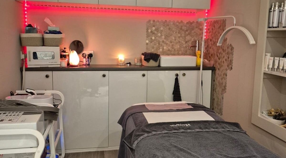 Relaxing spa room at Nikolett Vegh - The Skin Therapist at eNVybeauty, Pinner, England, GB with ambient lighting.