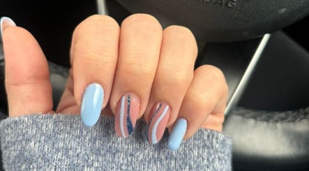 Elegant blue and pink nail art at Jennie's Gels & Beauty, Pencoed, Wales, GB.