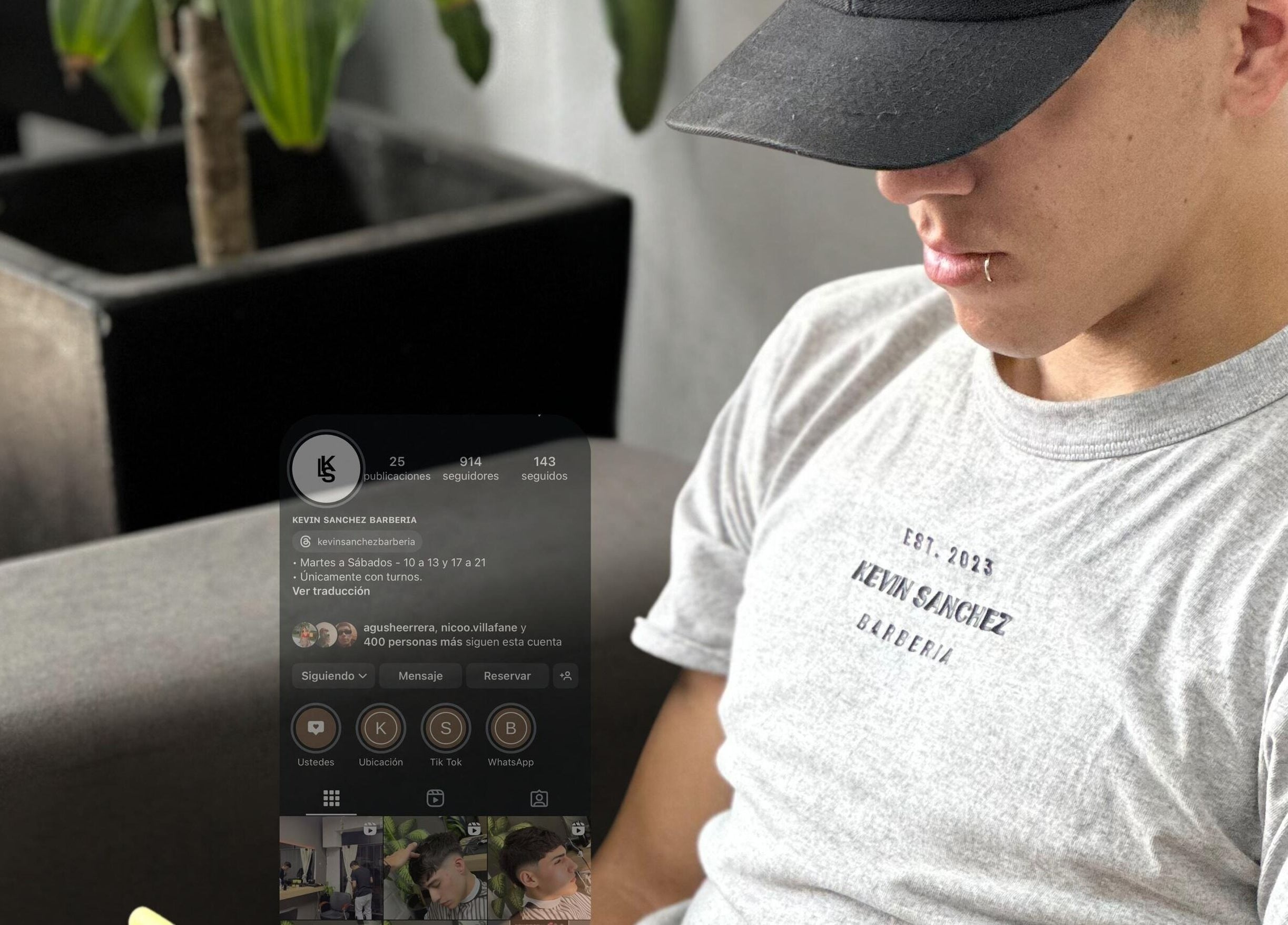 Cliente relajado en KLSBARBERIA, Córdoba, Córdoba, AR mientras revisa Instagram del negocio.