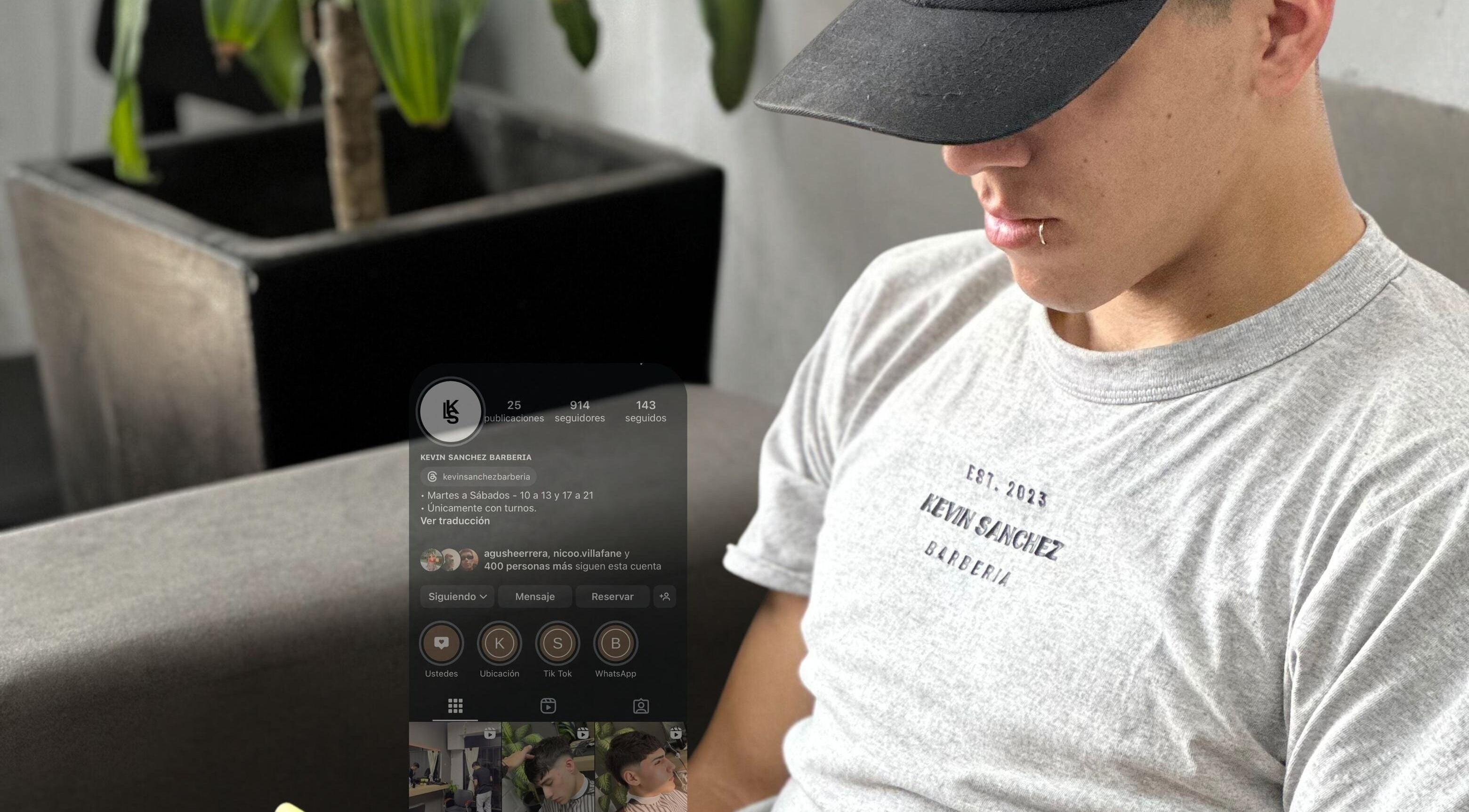 Cliente relajado en KLSBARBERIA, Córdoba, Córdoba, AR mientras revisa Instagram del negocio.