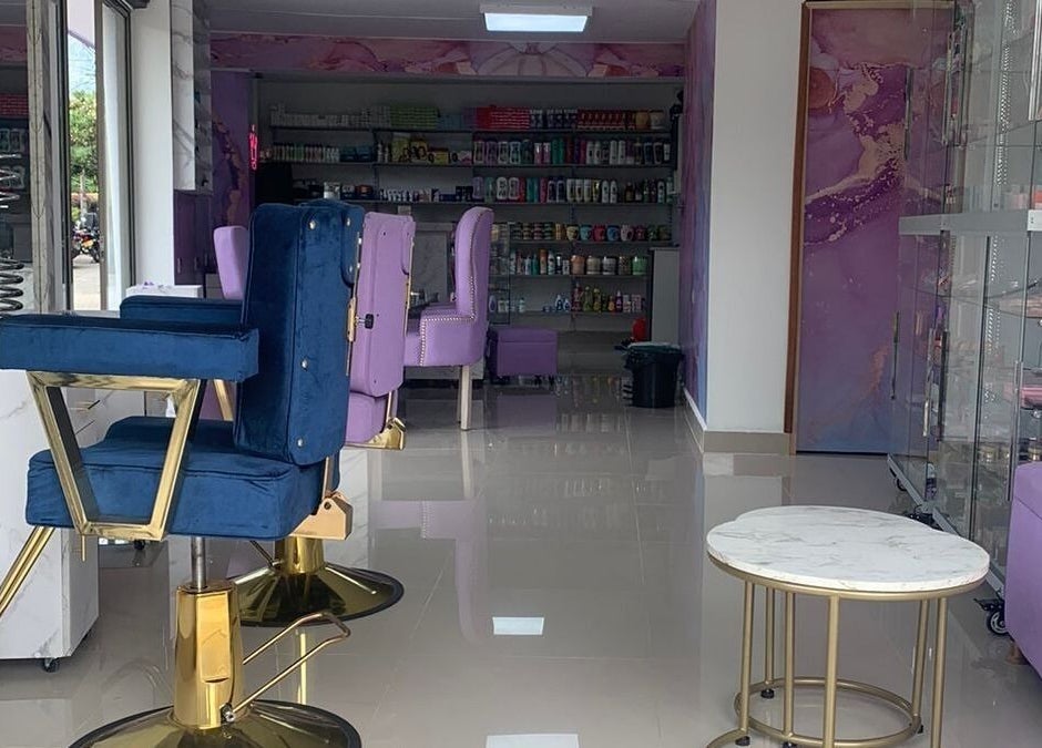 Interior moderno y elegante de DIVINAS Y COSTOSAS en Medellín, Antioquia, CO con sillas azules y lilas.