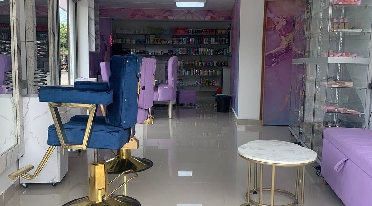 Interior moderno y elegante de DIVINAS Y COSTOSAS en Medellín, Antioquia, CO con sillas azules y lilas.