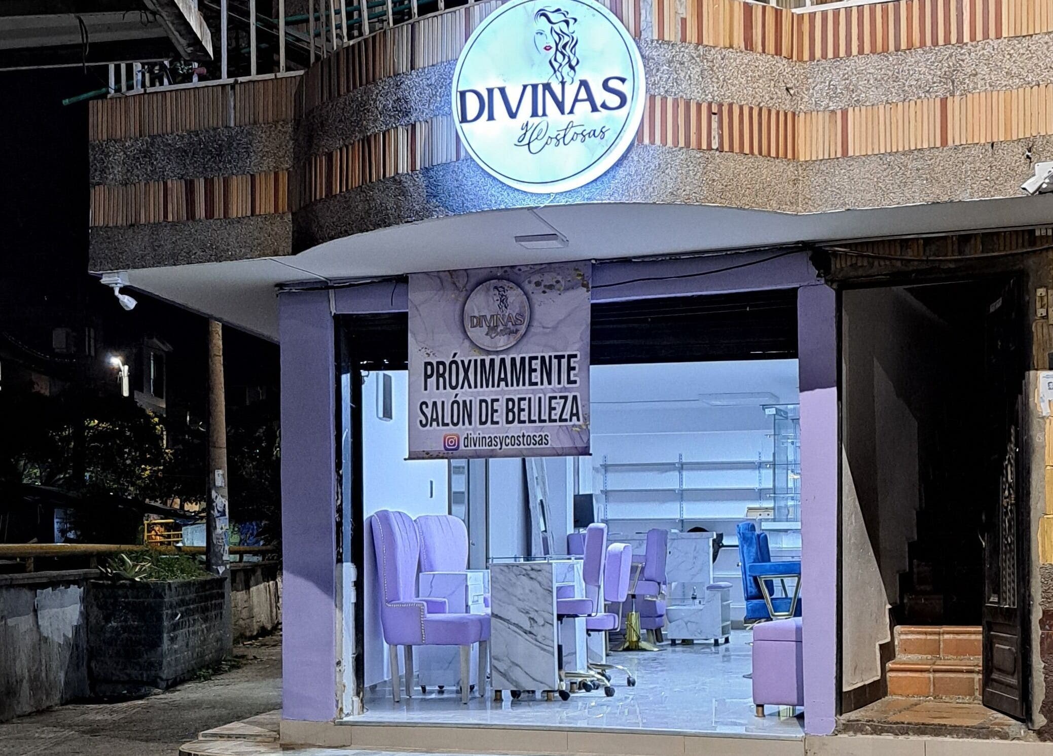 Fachada nocturna del próximo salón DIVINAS Y COSTOSAS en Medellín, Antioquia, CO.