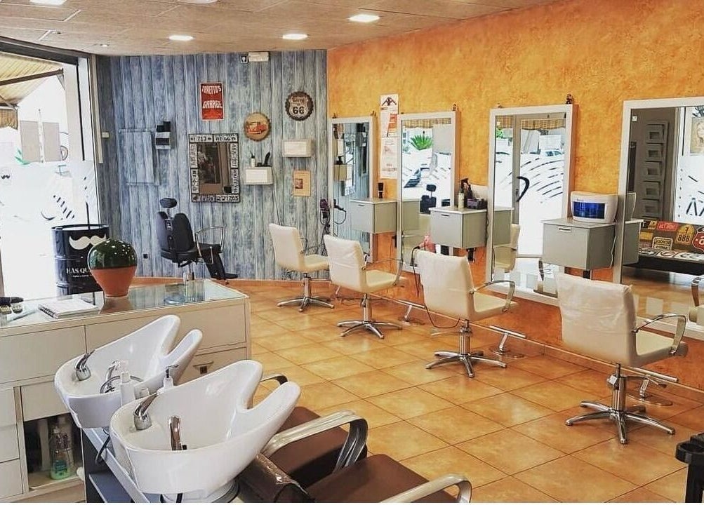 Interior de Perruqueria Mavi en Blanes, Catalunya, ES, con sillas y lavacabezas modernos.