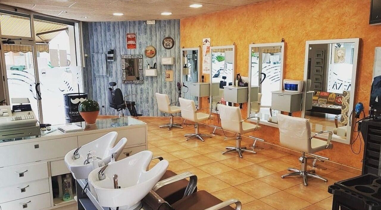 Interior de Perruqueria Mavi en Blanes, Catalunya, ES, con sillas y lavacabezas modernos.